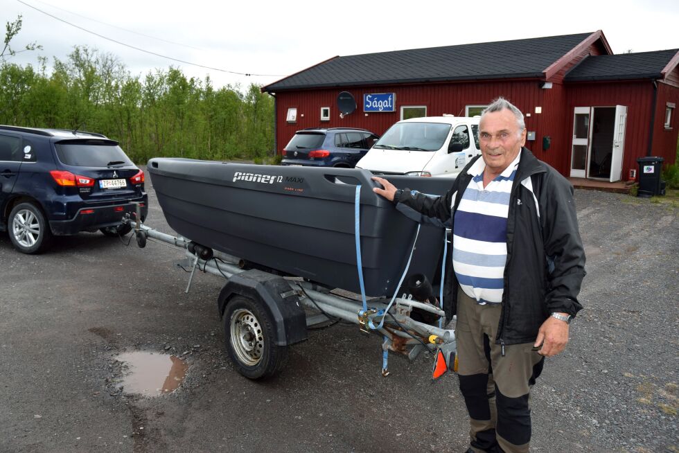 Fiskekonkurransen til Tana jeger-og fiskerforening i begynnelsen av juli er populær, og i år frister Birger Dervo i fiskeutvalget med en flott båt i premie i lotteriet som trekkes under konkurransen.
 Foto:  Tom Hardy