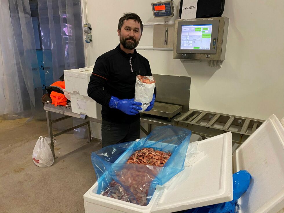 Gentjan Kryeziu i Lyder fisk, sørga for ferske reker og nyskårne torsketunger fra Dyfjord til interesserte i Bugøynes på mandag.
 Foto: Hallgeir Henriksen