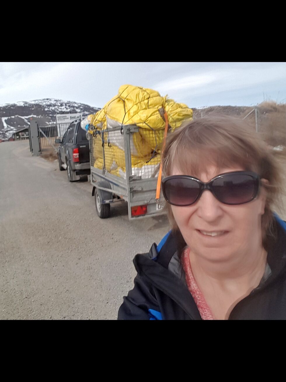 Landbruksnæringen tar problematikken på alvor, og leverer derfor inn plast flere ganger i året. Grete-Liv Olaussen er her på vei inn på Gairasmoen avfallsanlegg med rundt 700 kilo landbruksplast.
 Foto: Privat