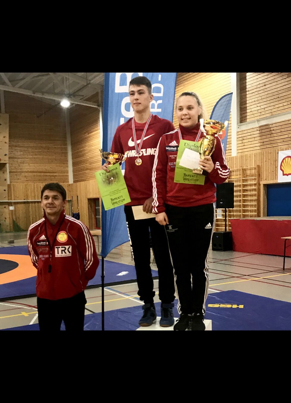 Vladimir Baklushin fra Novodvinsk og Gunn Rita Boine fra BK Tana ble kåret til stevnets beste brytere. Her er de sammen med stevneleder Frode Gundersen.
 Foto: Privat