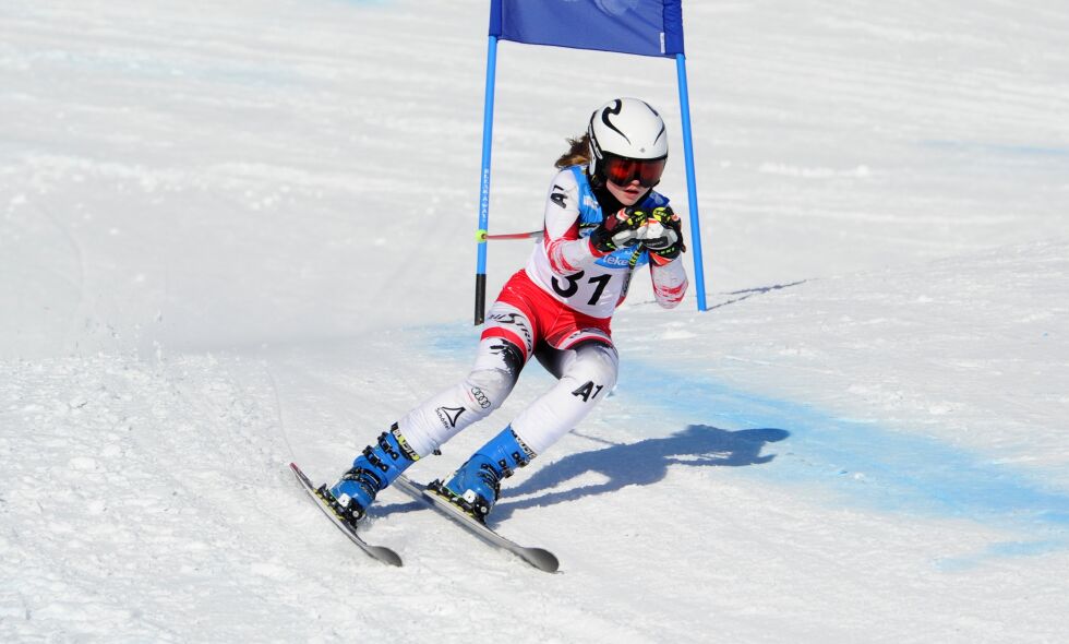 Malin Sofie Sund som har sterke slektsbånd til Tana og Finnmark kjørte inn til to gull og imponerte stort i Landsfinalen i alpint for 13 og 14-åringer.
 Foto: Svein Halvor Moe