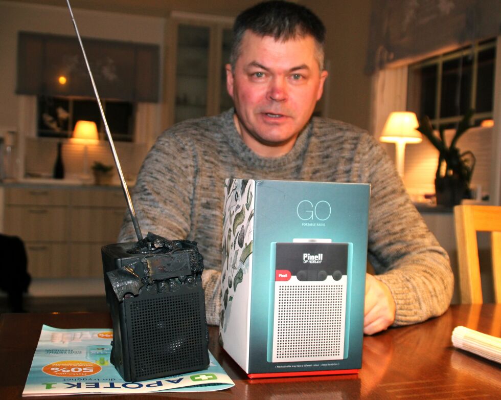 Lars Henriksen oppfordrer de som har en slik radio om å få den ut av hus snarest. Tilfeldigheter gjorde at en eksplosjonsartet brann i radioen hindret boligbrann.
 Foto: Torbjørn Ittelin