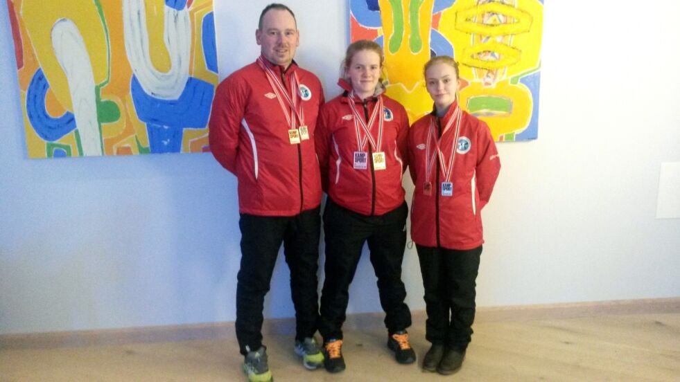 Stian Elverum, Marte Brasøy Sætrum og Celine Christensen Olsen fra Vardø bidro til medaljerushet for Finnmark i NM i Taekwon-Do i helga med gull og bronsje.
 Foto: Privat