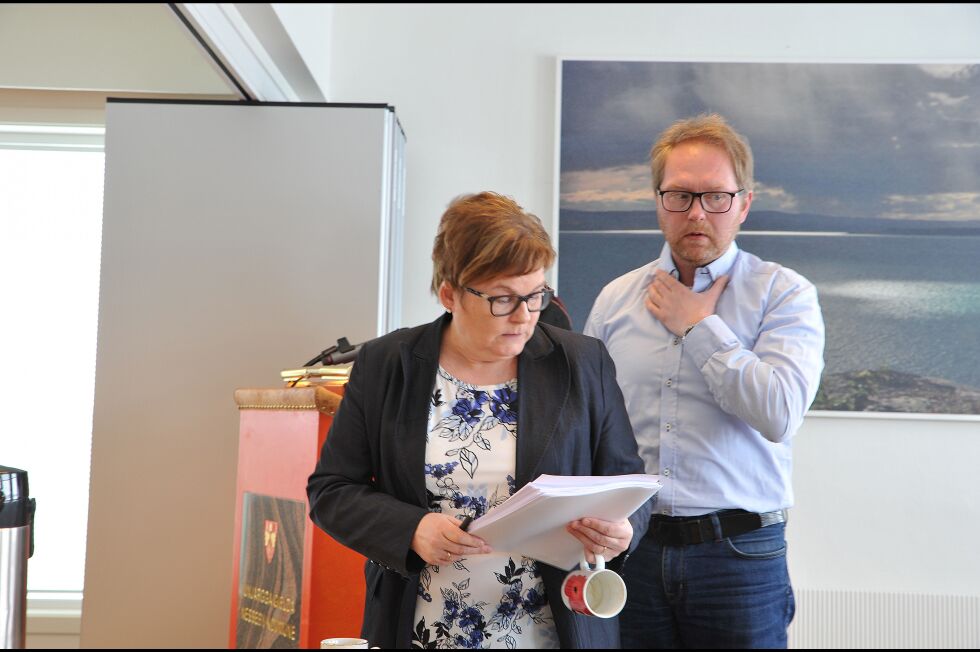 Marit Helene Pedersen har nå kommet til enighet med Nesseby kommune om en avtale som gjør at hun slutter i stillingen som administrasjonssjef i Nesseby kommune. Tom Haukland overtar hennes jobb midlertidig. Bildet er tatt fra kommunestyremøtet der hun overraskende meddelte at hun ville slutte i jobben.
 Foto: Erik Brenli