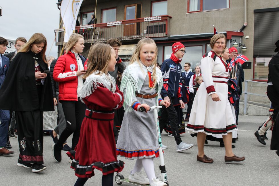 Med fullt program, var ungene like blide i sluttspurten under folketoget på slutten av dagen.
 Foto: Silje L Kvammen