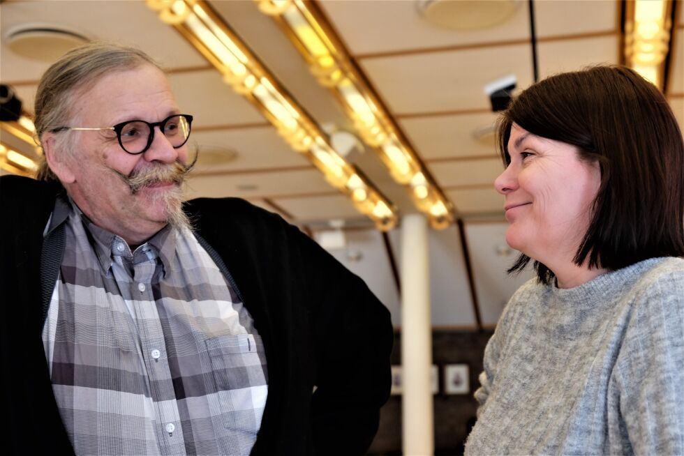 Sps Kurt Wikan håper på ja til sitt forslag om folkeavstemning, og nå forsøker han å sjarmere blant andre Venstre Trine Noodt til å gi han sin støtte.
 Foto: Bjørn Hildonen