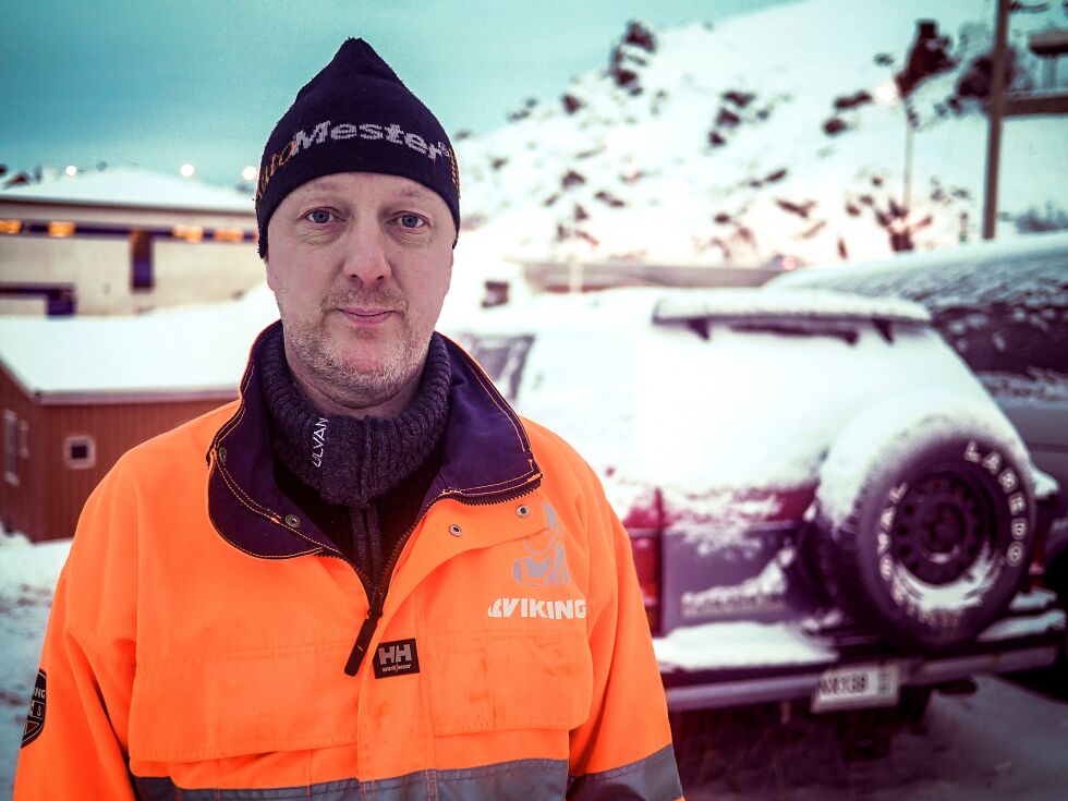– Bilvrak som står nedsnedd innebærer problemer for brøyte­mannskapene, og opptar plass for andre som vil parkere, konstaterer bilberger Tommy Solbakk. Nordkapp Auto tilbyr seg å fjerne bilvrak gratis for bileierne.
 Foto: Geir Johansen