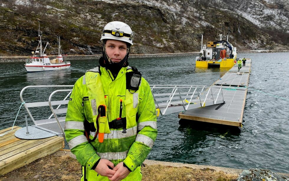 Dag Harry Andersen og hans kollegaer i Barentsdykk Mehamn AS var fredag i ferd med å montere den nye flytebrygga i Hamnbukt ved Lakselv. Foto: Marius Thorsen
 Foto: Marius Thorsen