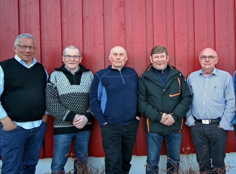 Arne Josvald Sabbasen (til venstre) fortsetter som leder i Finnmark sjølaksefiskeforening. Med seg i styret får han Roald Nilssen, Knut Lauritsen, Åsmund Nilsen og Erluf Olsen.
 Foto: Privat