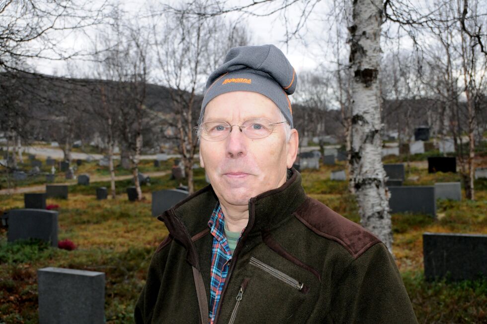 Svein Olav Nilsen har på ni år fotografert samtlige graver i Sør-Varanger. – Jeg tror det nærmer seg 6.000, sier pensjonisten fra Bjørnevatn.
 Foto: Hallgeir Henriksen