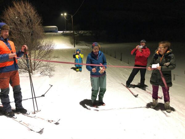 En perlerad med lys oppe i fjellsiden