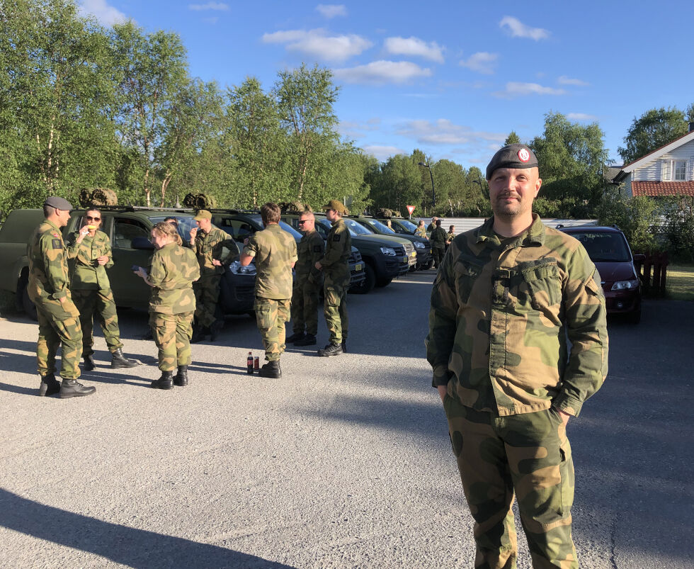 Major Kristoffer Blaha fra innsatsgruppe Varg passer med sine mannskaper i Karasjok på vei hjem til Sørlandet etter øvelse i Finnmark.
 Foto: Stein Torger Svala