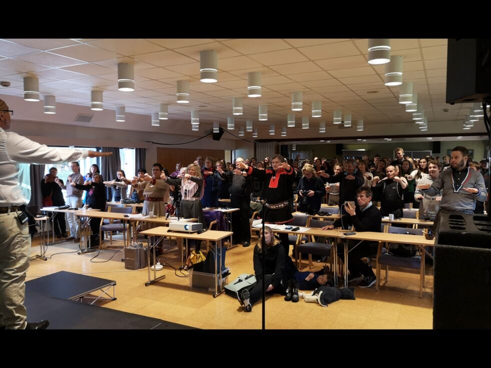 GOD START PÅ DAGEN: Maori haka dans sørget for en god start på fredagen under Tjaktjen Tjåanghkoe, samisk høstfestival.
 Foto: Erik Brenli
