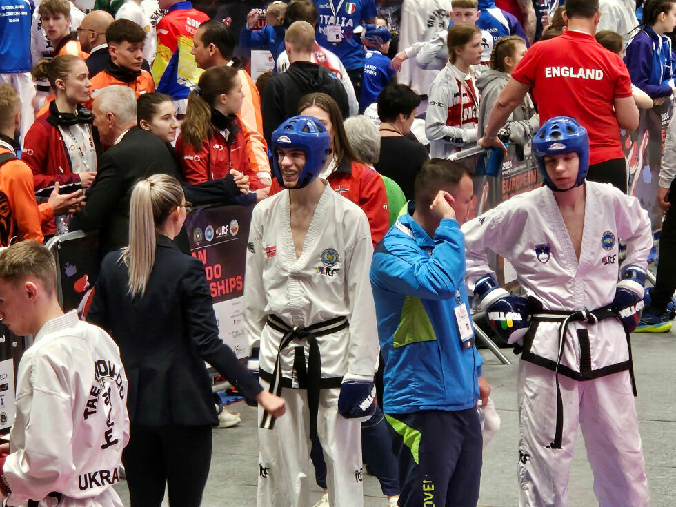 Vi ser i midten Eirik Høyland Nordal fra Kirkenes, som vant tre bronse i taekwondo-EM i Polen.
 Foto: Privat