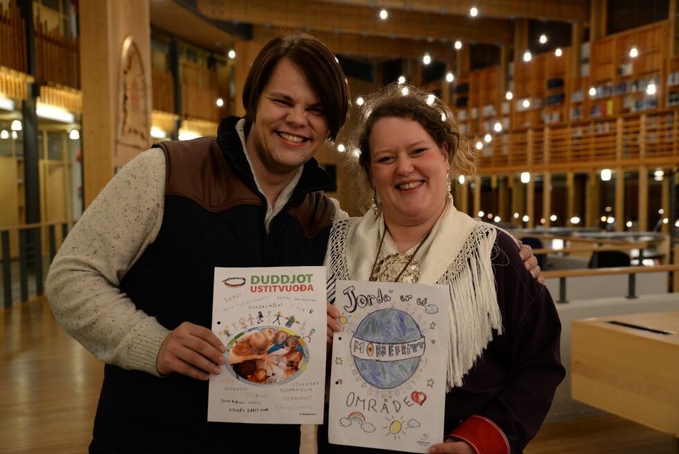 For to år siden arrangerte Sametinget en konkurranse ved skolene om å lage den beste plakaten mot mobbing. Her viser to blide jurymedlemmer Jon-Christer Mudenia i Sametingets ungdomspolitiske utvalg og sametingsråd Silje Karine Muotka fram de to vinnerbildene. Nå følger sametingsrådet opp med plakatkonkurranse:
 Foto: Steinar Solaas