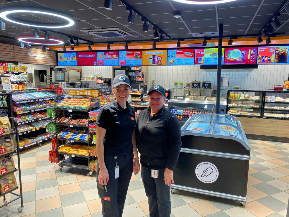 Daglig leder Siv Hege Stabell (til venstre) og hennes ansatt Kari Pedersen kan smile fornøyd på toppen av bestselgerlista for rundstykker på Circle K i Finnmark. Arkivfoto
 Foto: Hallgeir Henriksen