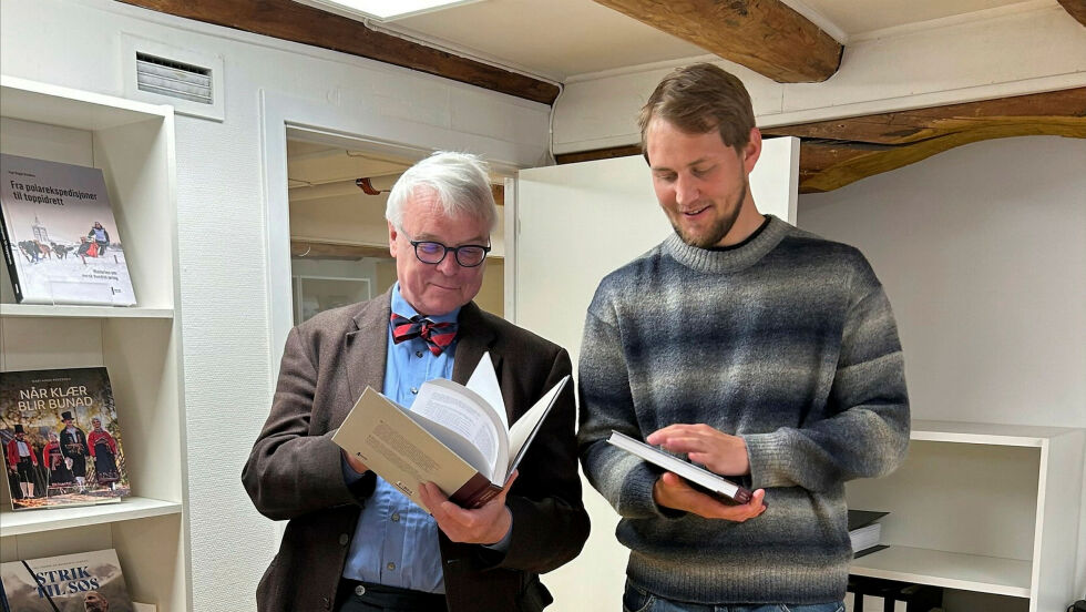 Terje Torberg Vevik Bratberg (til venstre) og Jacob Nordin Andresen har fordypet seg i materialet.
 Foto: Museumsforlaget