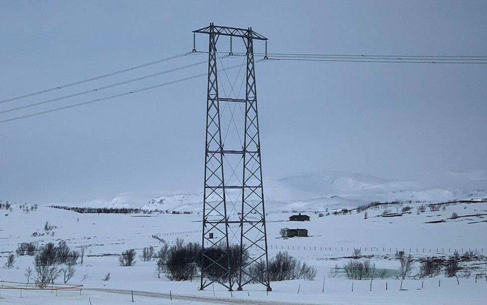 Pors­ang­er kom­mu­ne har tid­lig­ere ved­tatt at eta­bler­ing av vind­kraft ikke er øns­ket i kom­mu­nen. For­mål­et med 420 kV-lin­jen sies å være å til­ret­te­leg­ge for nett­opp eta­bler­ing av vind­kraft, og Thu­nes­tvedt er klar på at kom­mu­nen skal stil­le seg ne­ga­tiv til bygg­ing av 420 kV-lin­jen. Her ses den nye 420 kV-lin­jen på Sen­na­land­et.
 Foto: Lars Birger Persen