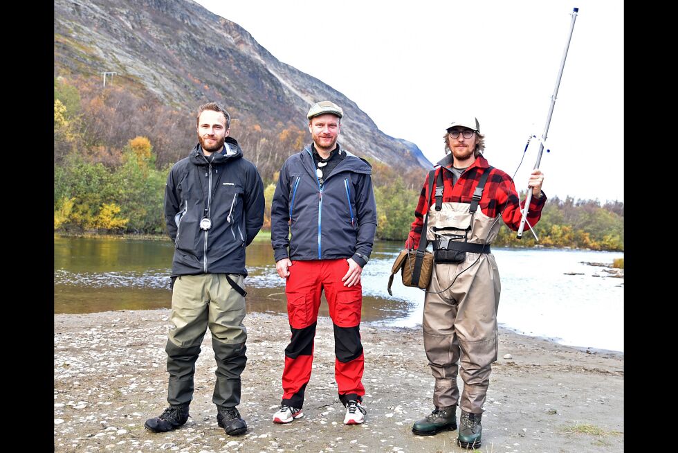 I omtrent én måned, fram til gytingen starter i midte av oktober, skal NINA-forskerne Torgeir Havn (til venstre) og Robert Lennox (til høyre) i samarbeid med Egil Liberg fra Lakselv grunneierforening drive med høstprøvefiske i Lakselva.
 Foto: Bjørn Arne Johansen