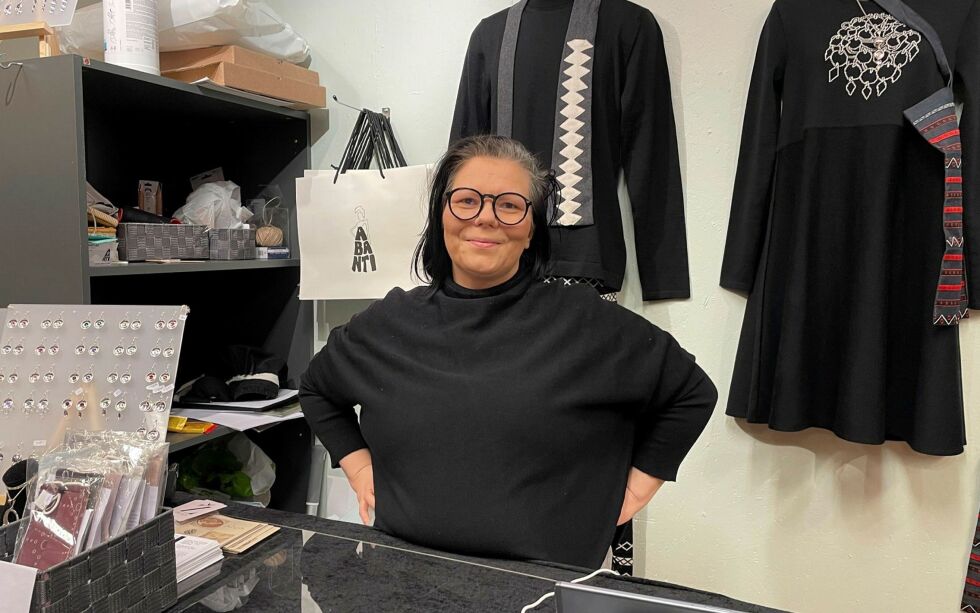 Den ta­lent­ful­le de­sig­ne­ren Anne Be­rit Anti har åp­net ny bu­tikk for Abanti i Tromsø. Hun har kla­re am­bi­sjo­ner for den vid­ere ut­vik­ling­en av bu­tikk­en og be­drift­en.
 Foto: Privat