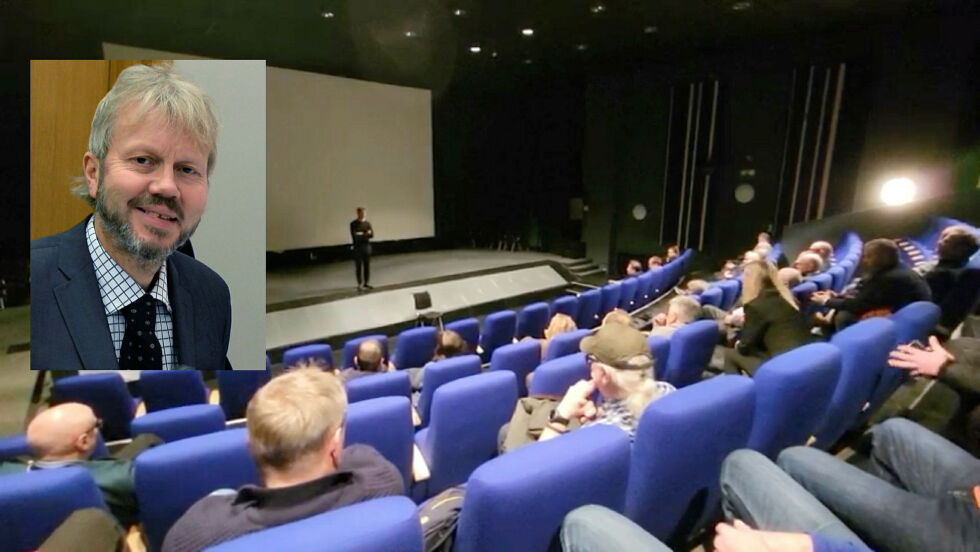 Olje- og energiminister på scenen under et folkemøte i Namsos 20. februar. Jussprofessor ved UiT, Øyvind Ravna, innfelt.
 Foto: Steinar Solaas/Skjermbilde