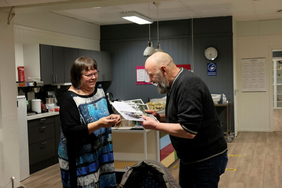 Kristian Sirkka fikk av Vadsø norsk-finsk forenings nestleder Maarit Garvo den populære saunakalenderen forbundet har utgitt.
 Foto: Bjørn Hildonen