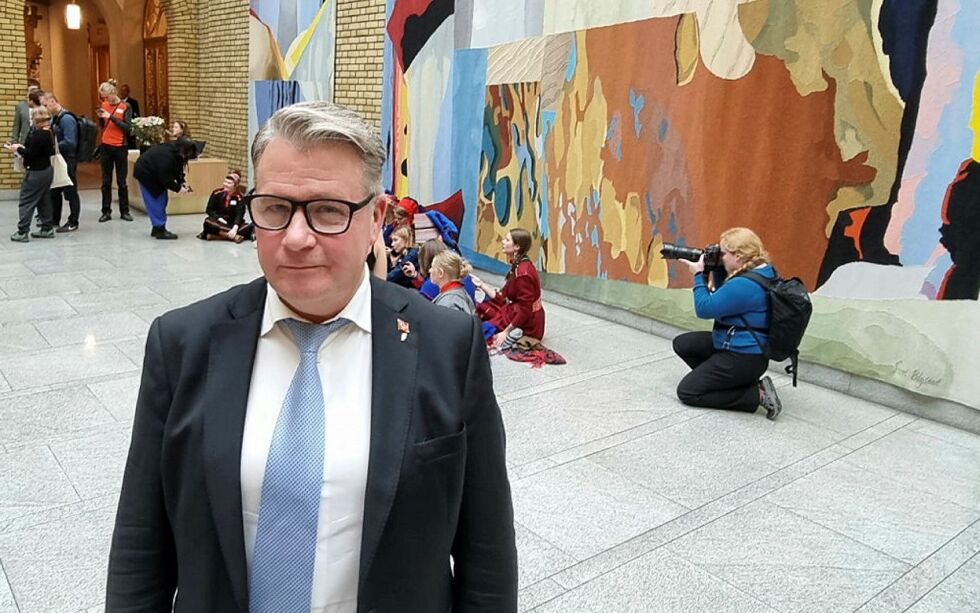 Stortingsrepresentant Per Willy Amundsen (FrP). I bakgrunnen skimter vi aktivistene som han vil ha ut av Stortinget.
 Foto: Steinar Solaas