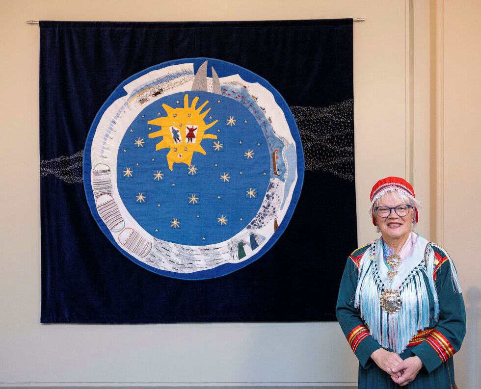 Kunstner Britta Marakatt-Labba poserer med verket «Melkeveien - Lodderáidaras».
 Foto: Morten Brakestad/Stortinget