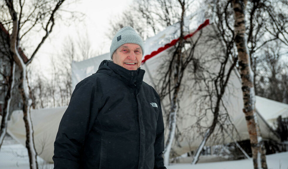 Finn Harry Johansen er glad for at de høye trærne skiller tomtene.
 Foto: Karolina Ulfig