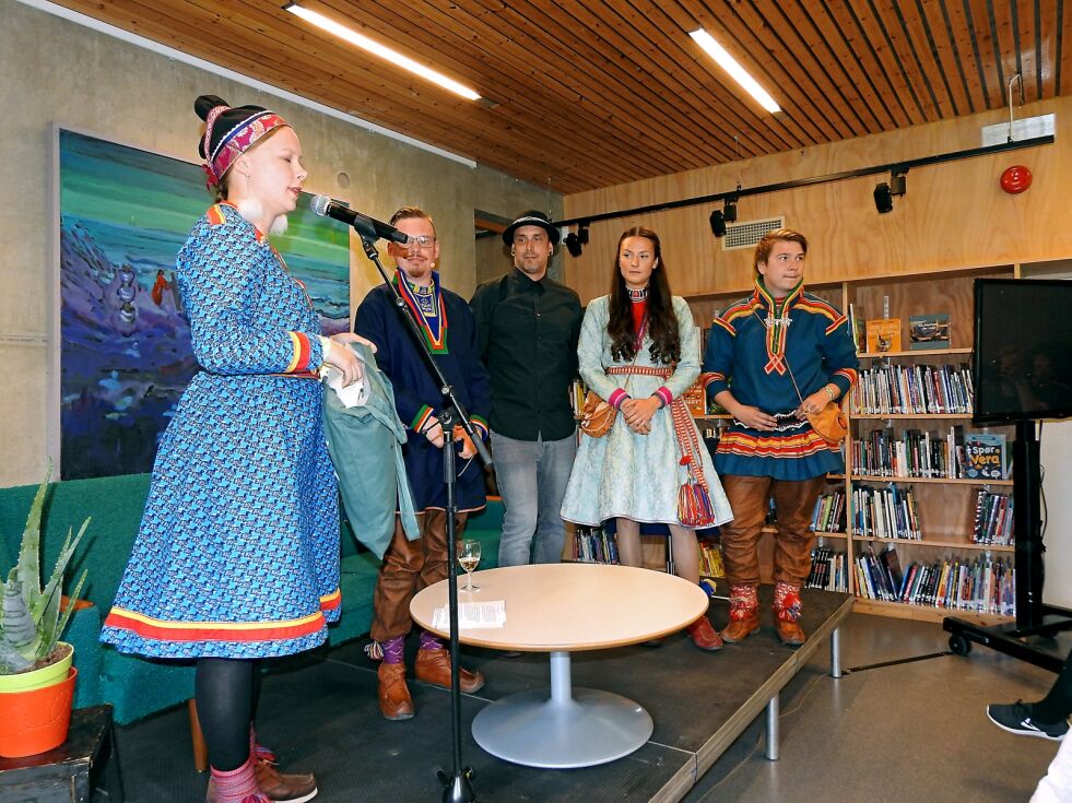 Hver av kunstnerne fikk overrakt en guksi laget i keramikk, av festivalleder Sandra Márjá West.
 Foto: Lea Nilsen Marakat