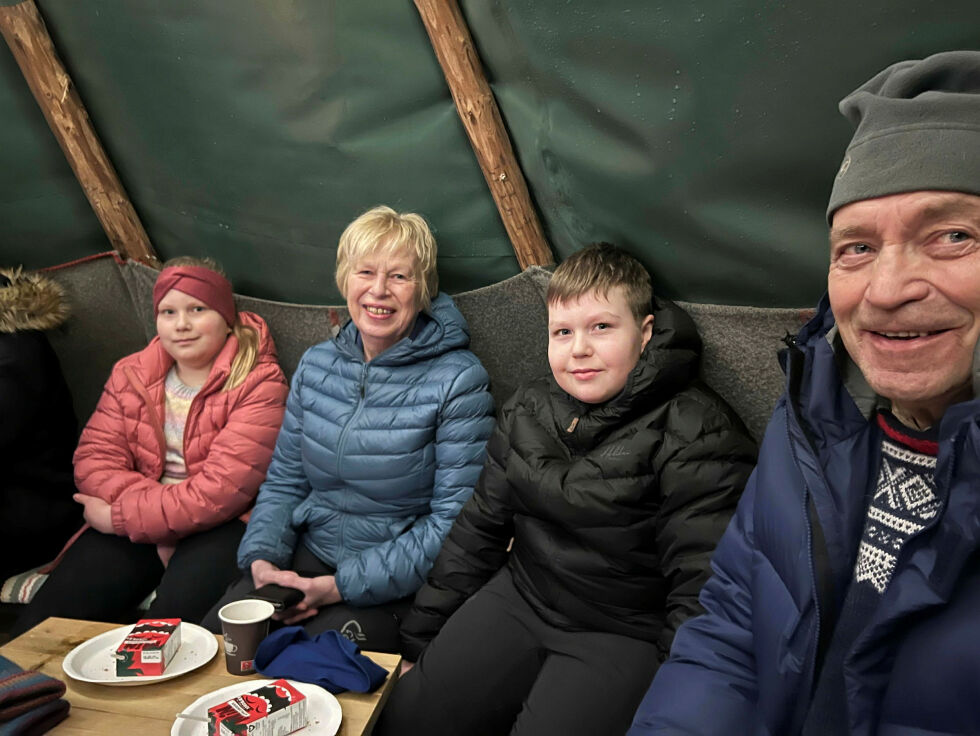 – Det er så koselig å komme til Hobbybua i førjulstiden sier Ann Torunn Must. Her sammen med Vårin, Vebjørn og Johnny.
 Foto: Heidi Persdatter Haaker