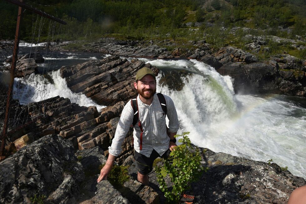 På tirsdag besøkte klima og-miljøministeren, Sveinung Rotevatn, Stabbursnes nasjonalpark. Her står han foran Stabbursfossen.
 Foto: Kine Jeanette Finstad