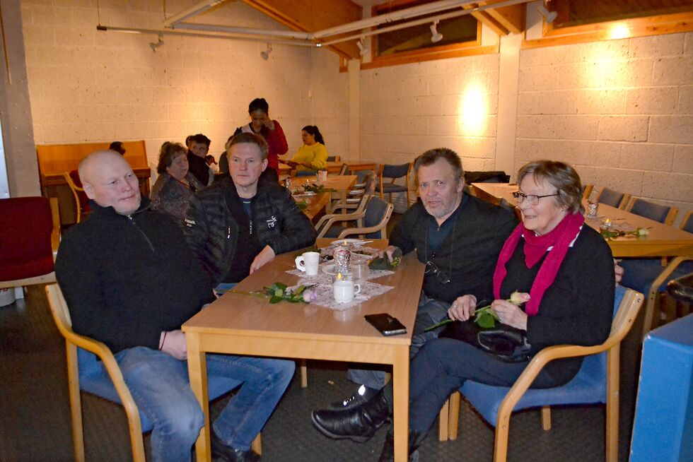 De var noen av de 50 frivillige som var på festen torsdag kveld. Fra venstre; Mikkel Buljo, Tanabru, John Trygve Andersen, Vestre Seida, Kjell Johansen, Skiipagurra og Gunvor Andersen, Luftjok. – Tana Frivilligsentral er utrolig viktig for oss, og for de vi hjelper, ikke minst, sier de.
 Foto: Tom Hardy
