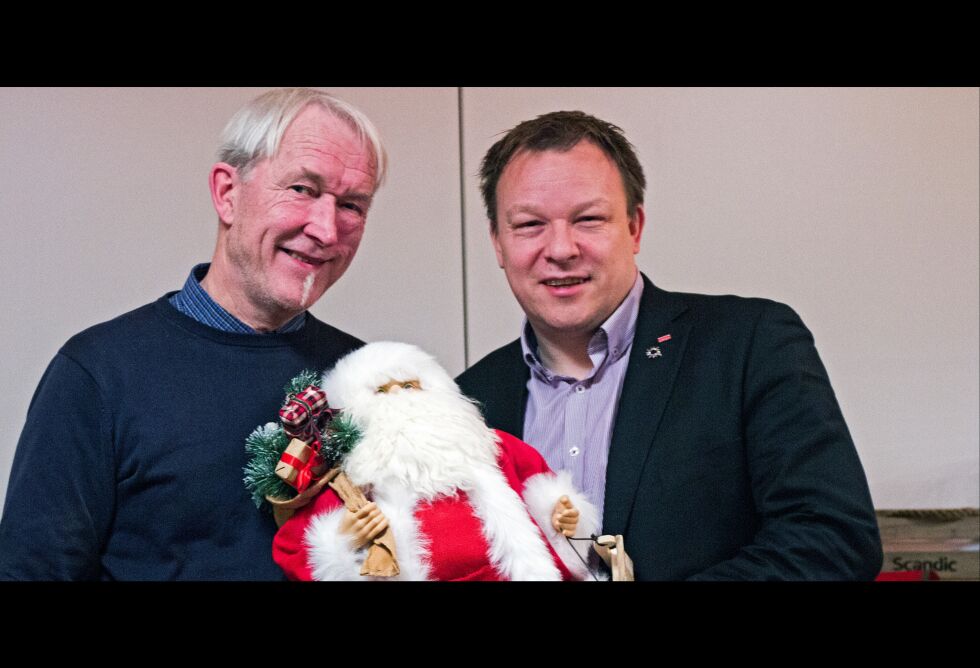 Den årlige julelunsjen har blitt en god tradisjon. Odd Markussen (til venstre) snakker varmt om hotelldirektør John Arne Mathiesen (til høyre) og Scandic i Karasjok.
 Foto: June Helén Bjørnback