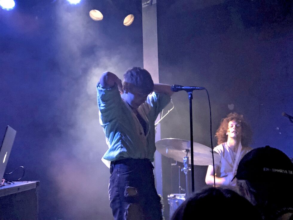 Trioen er et fyrverkeri på scenen. Vokalist Ella Marie Hætta Isaksen sang, hoppet og danset rundt scenen, mens trommis Aleksander Kostopoulos fikk fart i musikken.
 Foto: Hannah Persen
