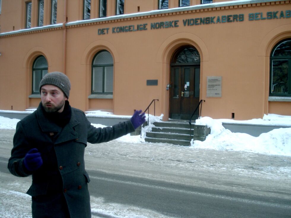 Her beretter Daniel Johansen om Det kongelige norske videnskabers selskab og deres arbeid med å dokumentere den samiske kulturen.
 Foto: Erlend Skjetne