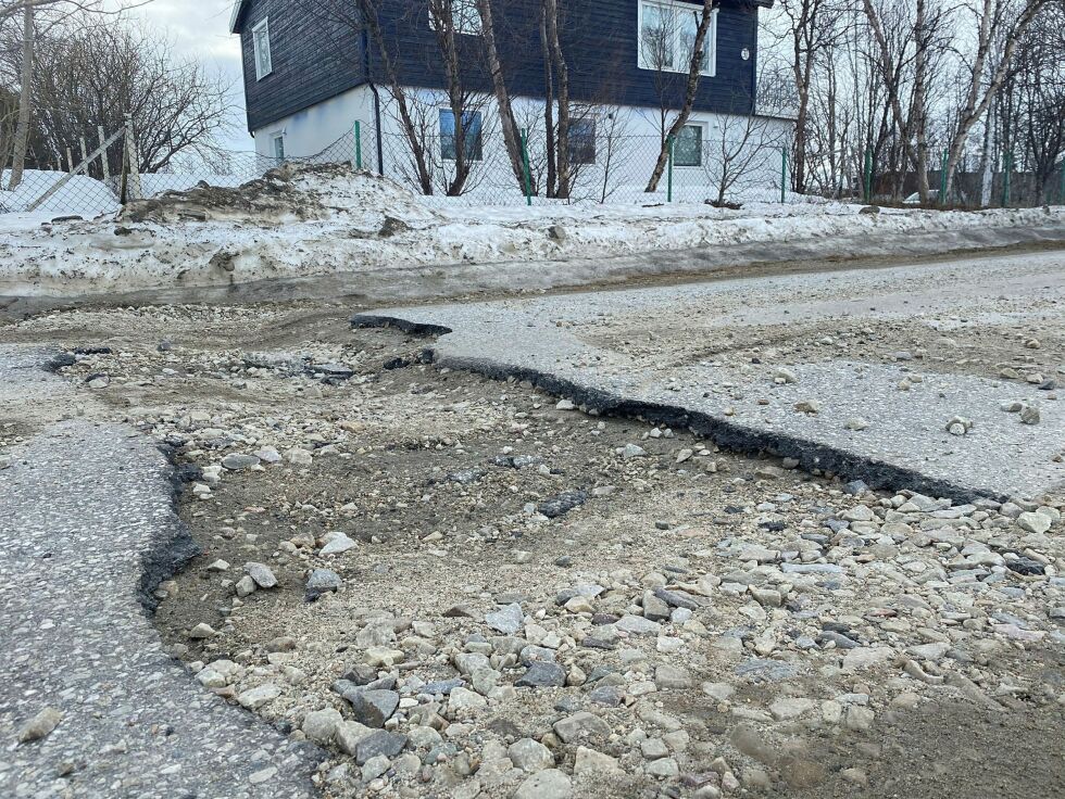 Dette hullet går på tvers over Meieriveien i Lakselv, og er så dypt at det kan skape problemer for bilistene.
 Foto: Irene Andersen