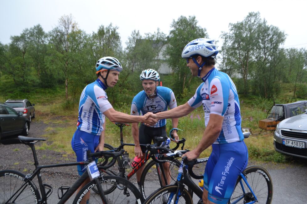 Klubbkameratene fra Sirbmá/Sirma il sykkel holdt følge på den 90 kilometer lange fellestarten. Per Torleiv Ravna (til høyre) gratulerer Ole Georg Pettersen med andreplassen, mens Ole Henrik Somby (i midten) som vant, måtte ta seg noe ekstra magadrag etter anstrengelsen opp den knallharde bakken opp fra E6 til boligfeltet i Sirbmá, der målgangen var.
 Foto: Tom Hardy