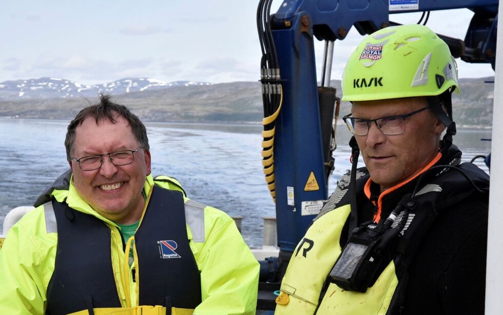 Driftsleder Jan Arvid Johansen ved NRS i Kokelv (til høyre) sammen med Tor Arne Taknes på tur ut til anlegget ved Turnes.
 Foto: Cecilie Ditløvsen