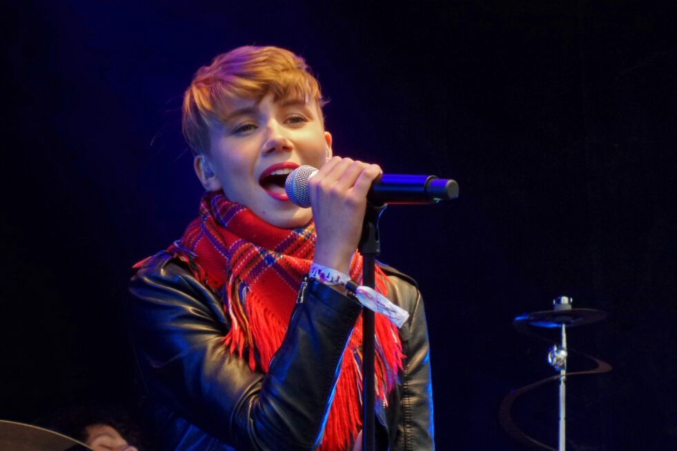 Ella Marie Hætta Isaksen i bandet ISÁK imponerte med både joik og sang.
 Foto: Karsten Ugelvik