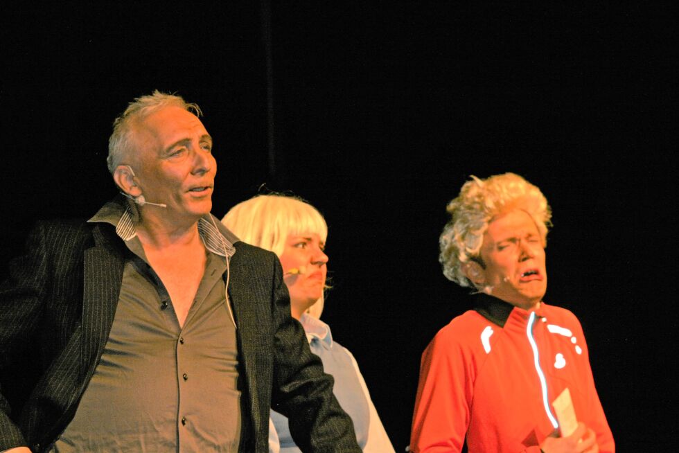 Arne Pedersen (til venstre), Ina Therese Harila og Johannes Ittelin-Brynildsen i sketsjen «Apoteket».
 Foto: Bjørn Hildonen