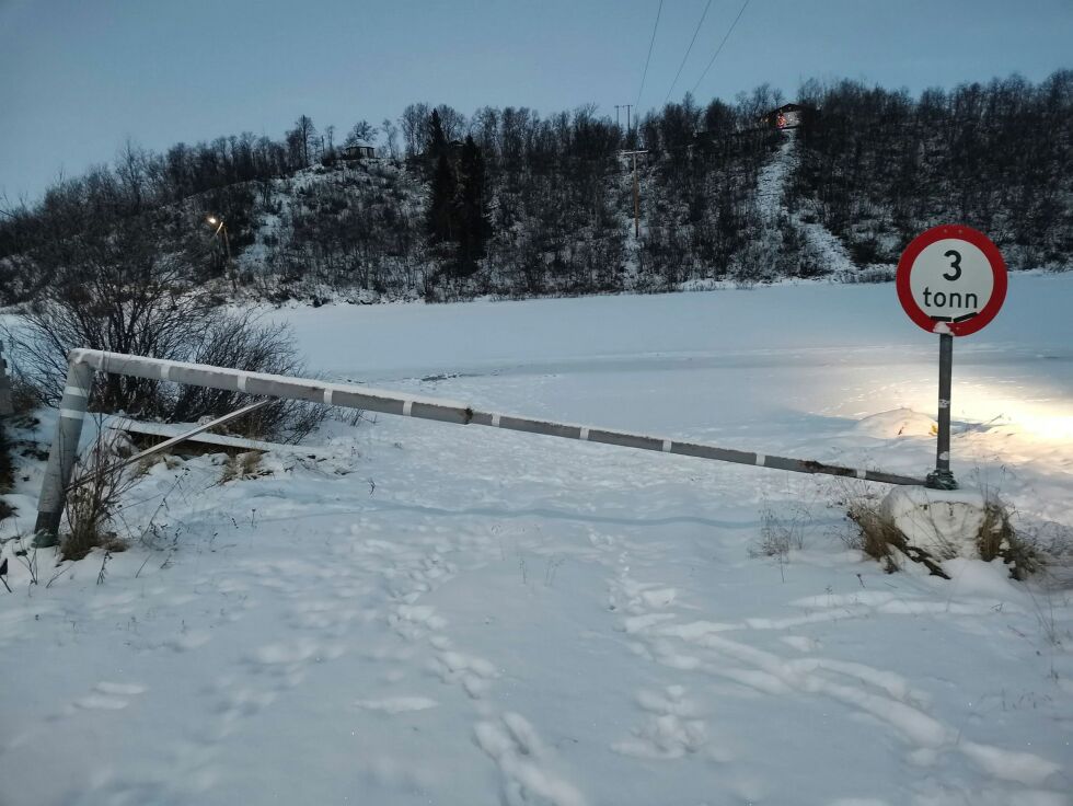 Bård Sundfær, isbrusjefen, vil åpne isbrua på Neidenelva, etter at han målte isen til 21 centimeter midt i elva på mandag. Foto: Stein Tore Sivertsen
 Foto: Stein Tore Sivertsen