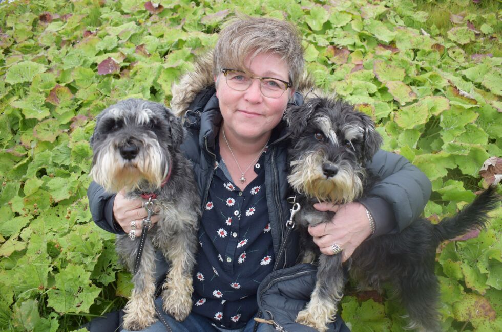 Line Moe med Maximus og Obelix. Hundene var blitt veldig tynne, men var forøvrig i utmerket form etter sin lange guttetur.
 Foto: Birgitte Wisur Olsen