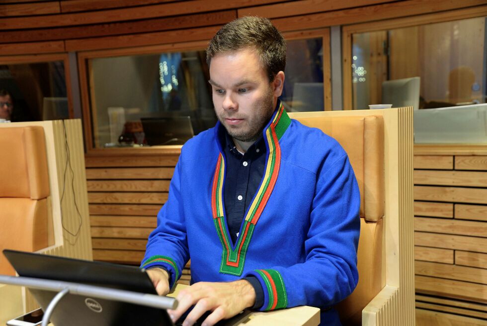 Sametingsråd Mikkel Eskil Mikkelsen (NSR) ser at penger til utvikling av samiske læremidler har gått til Utdanningsdirektoratet i stedet for Sametinget.
 Foto: Steinar Solaas