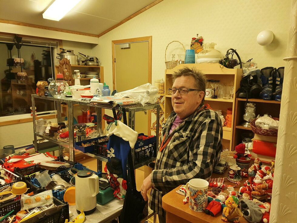 Terje Ellila holder juleloppis på Austertana-krystallen. Han har også bruktsalg i fjøset hjemme på gården og gjenstandene bak ham er utvalg av hva han kan by på.
 Foto: Tom Hardy