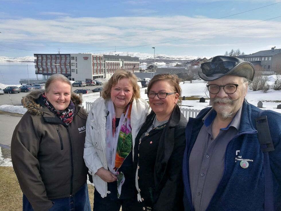 Foreløpig er, fra venstre, Monika Stiansen (FrP), Nina Danielsen (H) med i det samepolitiske utvalget i Sør-Varanger sammen med leder Mariann Wollmann Magga (Ap) og nestleder Kurt Wikan (Sp). SVs Silja Støyva Arvola er også med i det foreløpige utvalget, men kunne ikke møte da bildet ble tatt.
 Foto: Sør-Varanger kommune