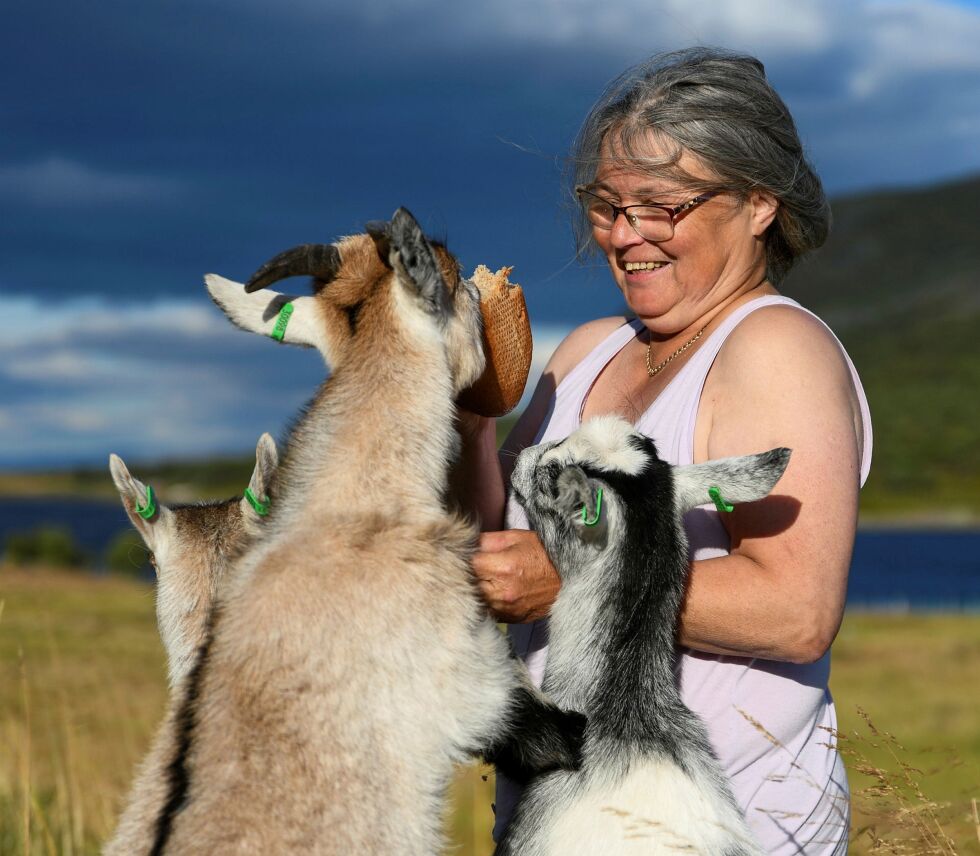 Lill har brukt tid på å lære kroppen å kjenne etter at hun fikk fibromyalgi. Nå har hun gården full av dyr og storkoser seg.
 Foto: Irene Andersen