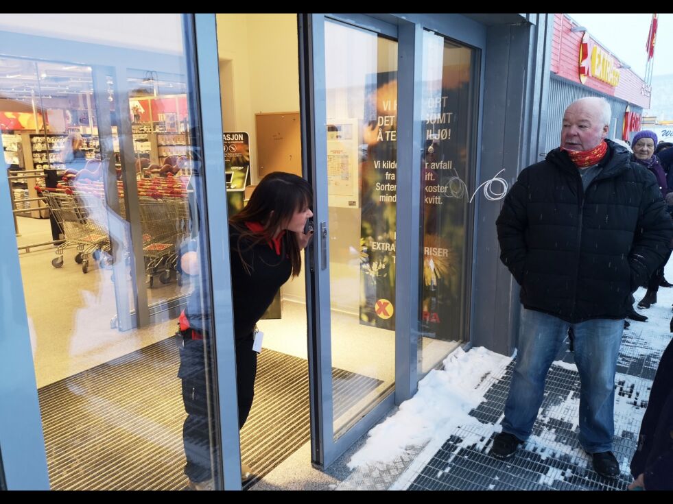 Butikksjef Heidi Marlene Dervo åpner dørene. Først i køen er Reidar Henry Ravna.
 Foto: Erik Brenli