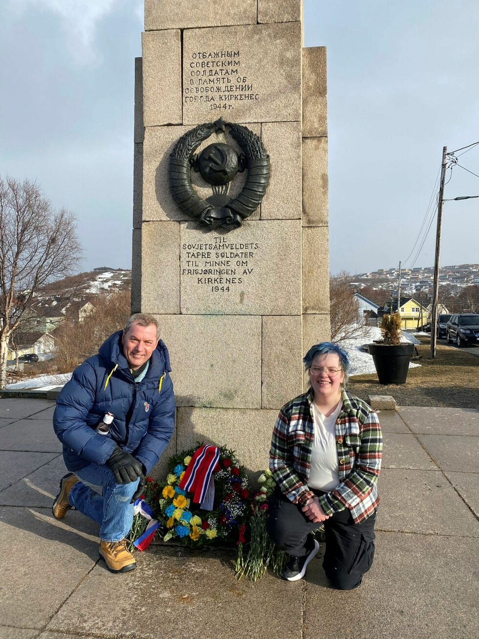 Det var SU-leder i Sør-Varanger Vilde Fremstad, som la ned kransen med ukrainske farger på vegne av moderpartiet. Her sammen med Sunde etter seremonien.
 Foto: Hallgeir Henriksen