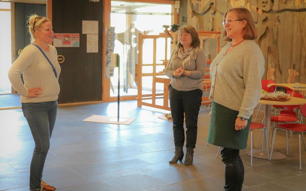 Fra venstre Silje Hjemdal (stortingsrepresentant FrP), Anne May Olli, museumsdirektør RDM og Jelena Porsanger, museumsleder SVD i samtale om de samiske museenes økonomiske situasjon. Foto: Paula Rauhala